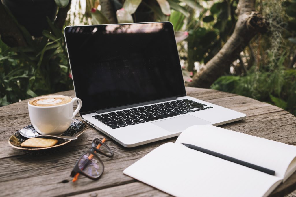 laptop-notebook-timber-table